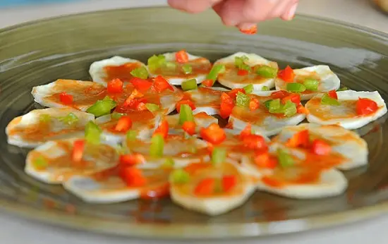 rắc ớt chuông lên trên