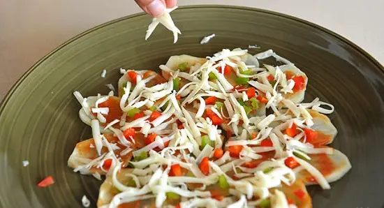 rắc phô mai bào vụn lên trên