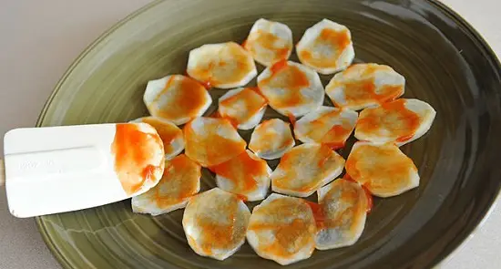 phết sốt cà chua lên khoai tây