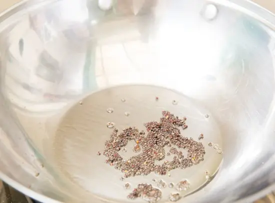 cho tiếp mù tạt vào chảo
