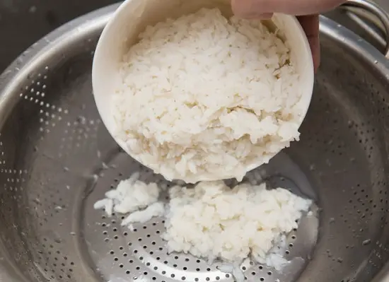 đổ Poha ra rổ cho ráo nước