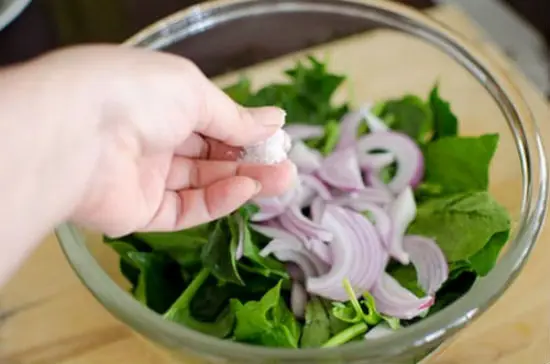 Cách làm món rau chân vịt chiên ăn là nghiền 4