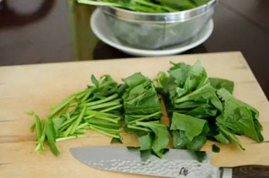 Cách làm món rau chân vịt chiên ăn là nghiền 2