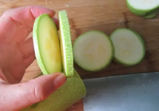 cắt bí ngòi xanh thành khoanh tròn