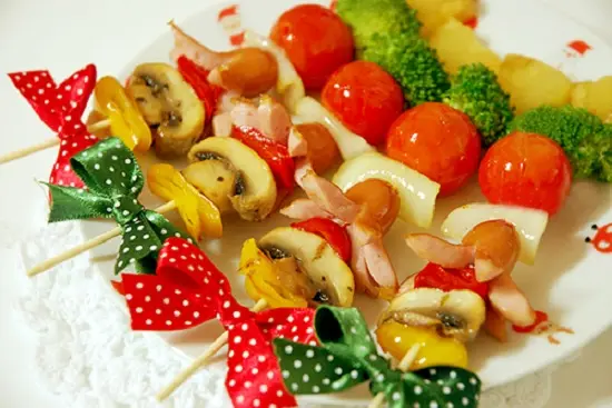 rau củ xiên đẹp mắt cho giáng sinh