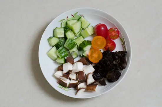sơ chế nguyên liệu làm món Salad tôm sắc màu ngon