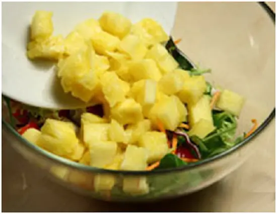 trộn tấc cả các nguyên liệu lại làm nên món Salad tôm sắc màu