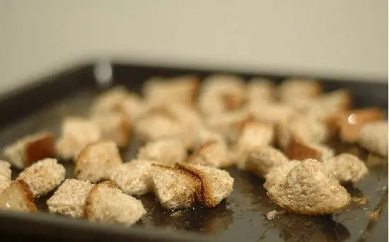 cho bánh mì vào khay nướng