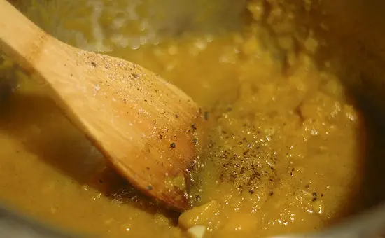 nêm nếm gia vị vào soup bí
