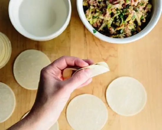 miết chặt miệng bánh - cách làm sủi cảo