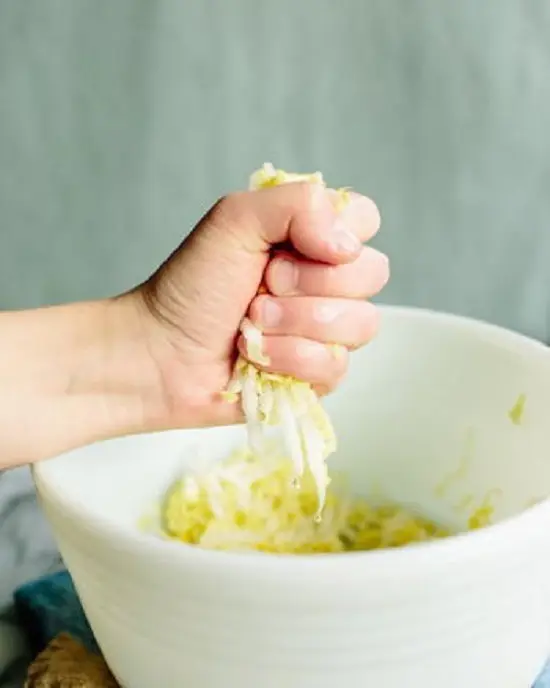 vắt kiệt nước rau cải - cách làm sủi cảo