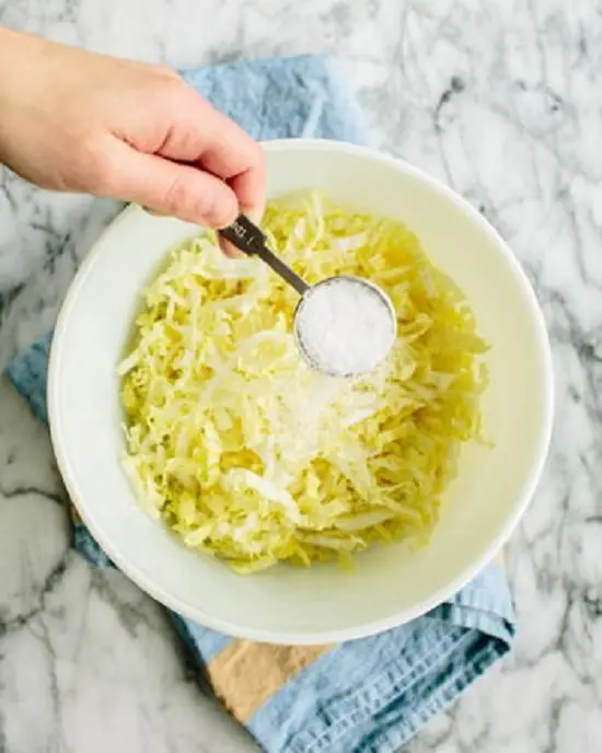 ngâm cải với muối - cách làm sủi cảo