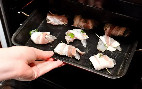 cho thịt cuốn tôm vào trong lò nướng