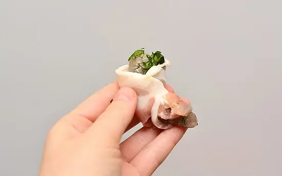 cuốn tôm trong thịt ba chỉ