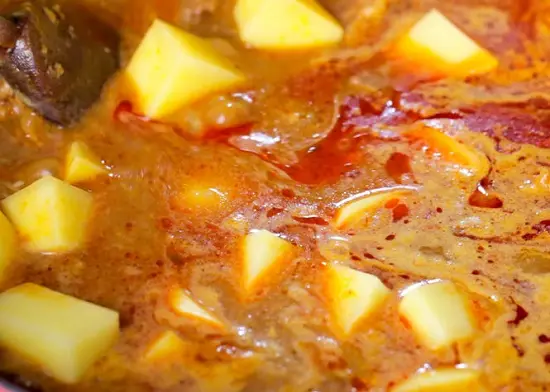 thêm khoai tây và cà rốt