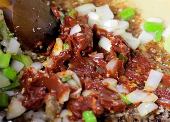 thêm cà chua và sốt vào thịt