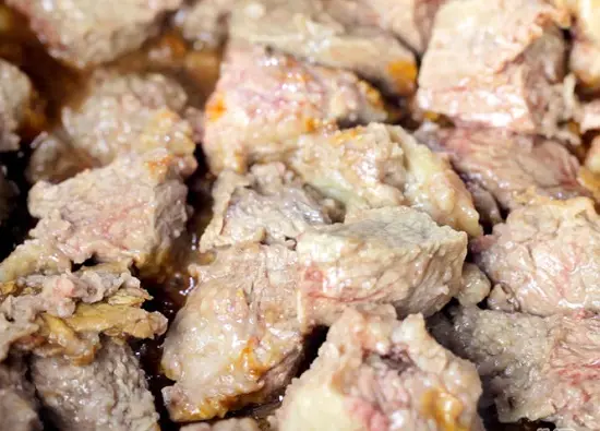 cho thịt bò chiên vào chảo