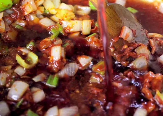 cho rượu vang vào thịt bò