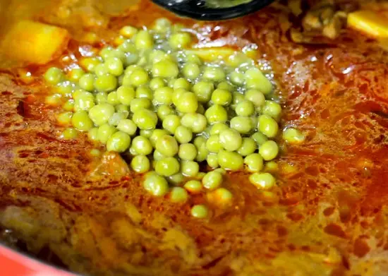 thêm đậu Hà Lan vào thịt bò