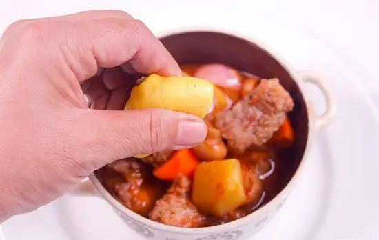 thêm nước chanh và dầu oliu