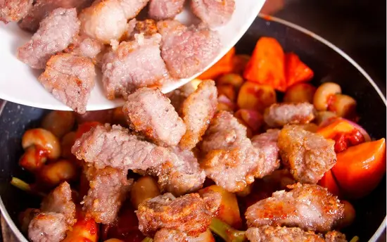 thêm thịt bò vào rau củ
