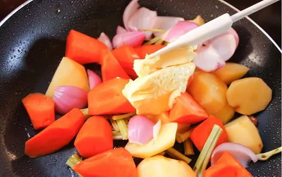 thêm bơ vào chảo rau củ