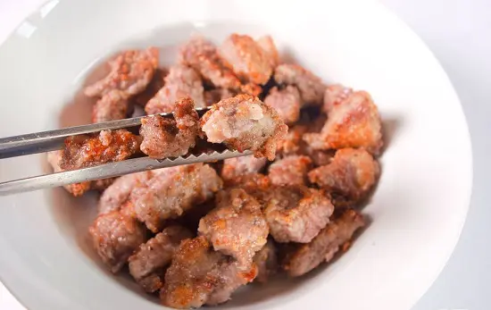 gắp thịt bò ra bát