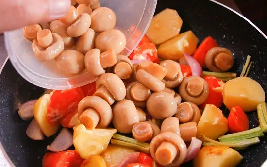 thêm nấm tươi vào rau củ