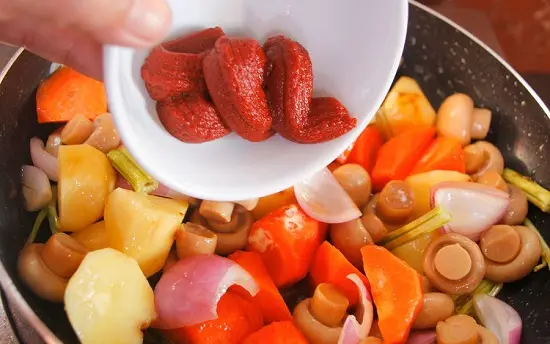 thêm sốt cà chua