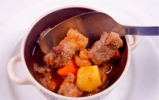 múc thịt bò hầm nấm ra bát