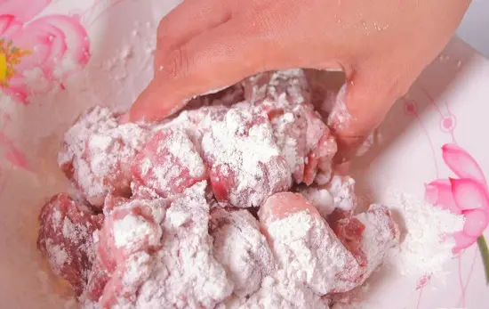 phủ bột mì vào thịt bò