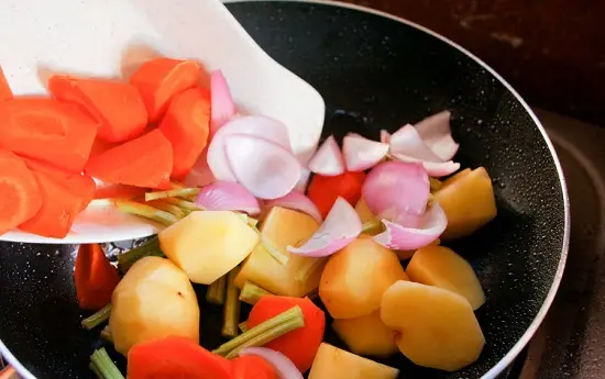cho rau củ vào chảo