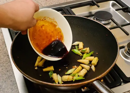 thêm nước sốt vào rau củ