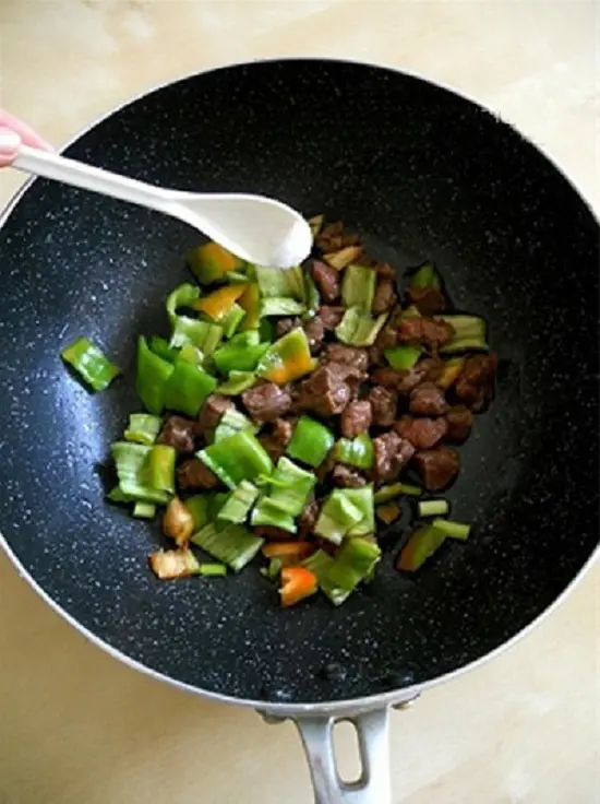 thịt bò xào thanh long cách làm