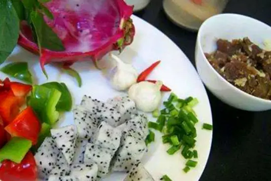 thịt bò xào thanh long sơ chế