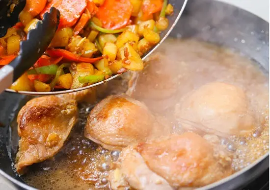 thêm rau củ xào vào thịt gà hầm