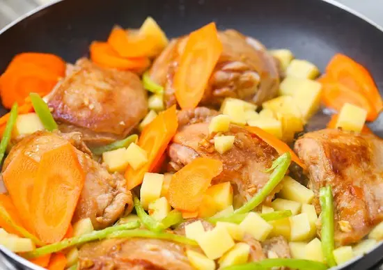 cho rau củ vào chiên chung với thịt gà