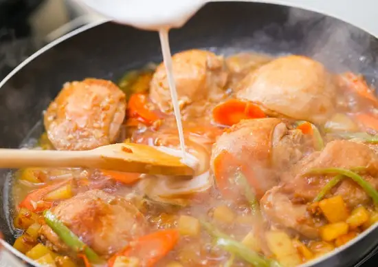 thêm nước bột mì vào nồi thịt gà