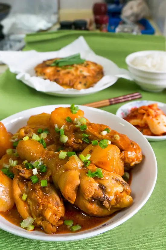 ăn kèm thịt gà kho với kim chi
