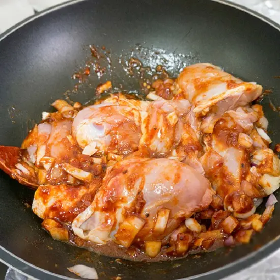 trộn đều cho gà ngấm vị