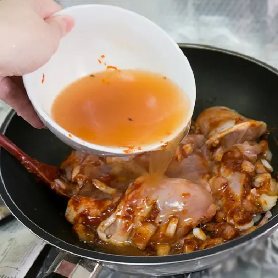 cho nước vào kho gà