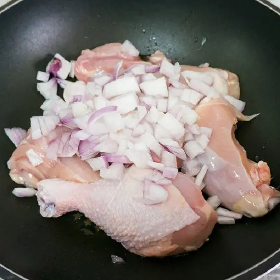 cho hành tây vào gà