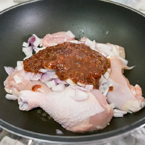 cho nước xốt vào gà