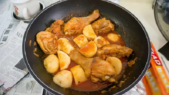 cho khoai tây vào kho gà