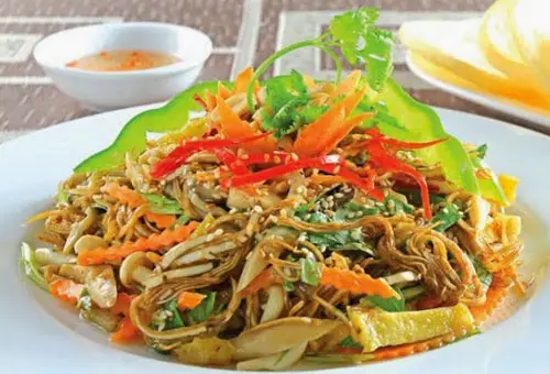 Cách làm món thịt gà nộm hoa chuối cho cuối tuần