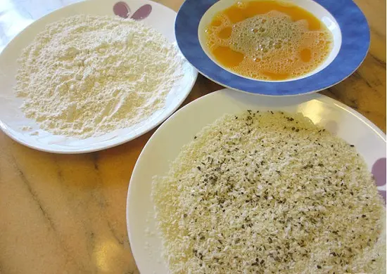 chuẩn bị sẵn bột, trứng gà