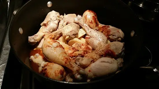 tưới nước sốt lên gà