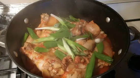 rắc hành lá lên gà