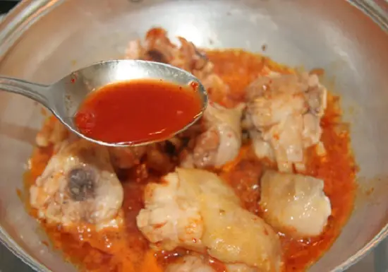 cho nước kim chi vào xào với thịt gà