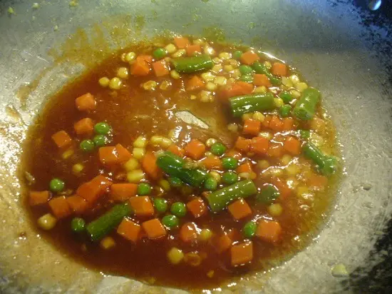 xào rau củ với nước sốt